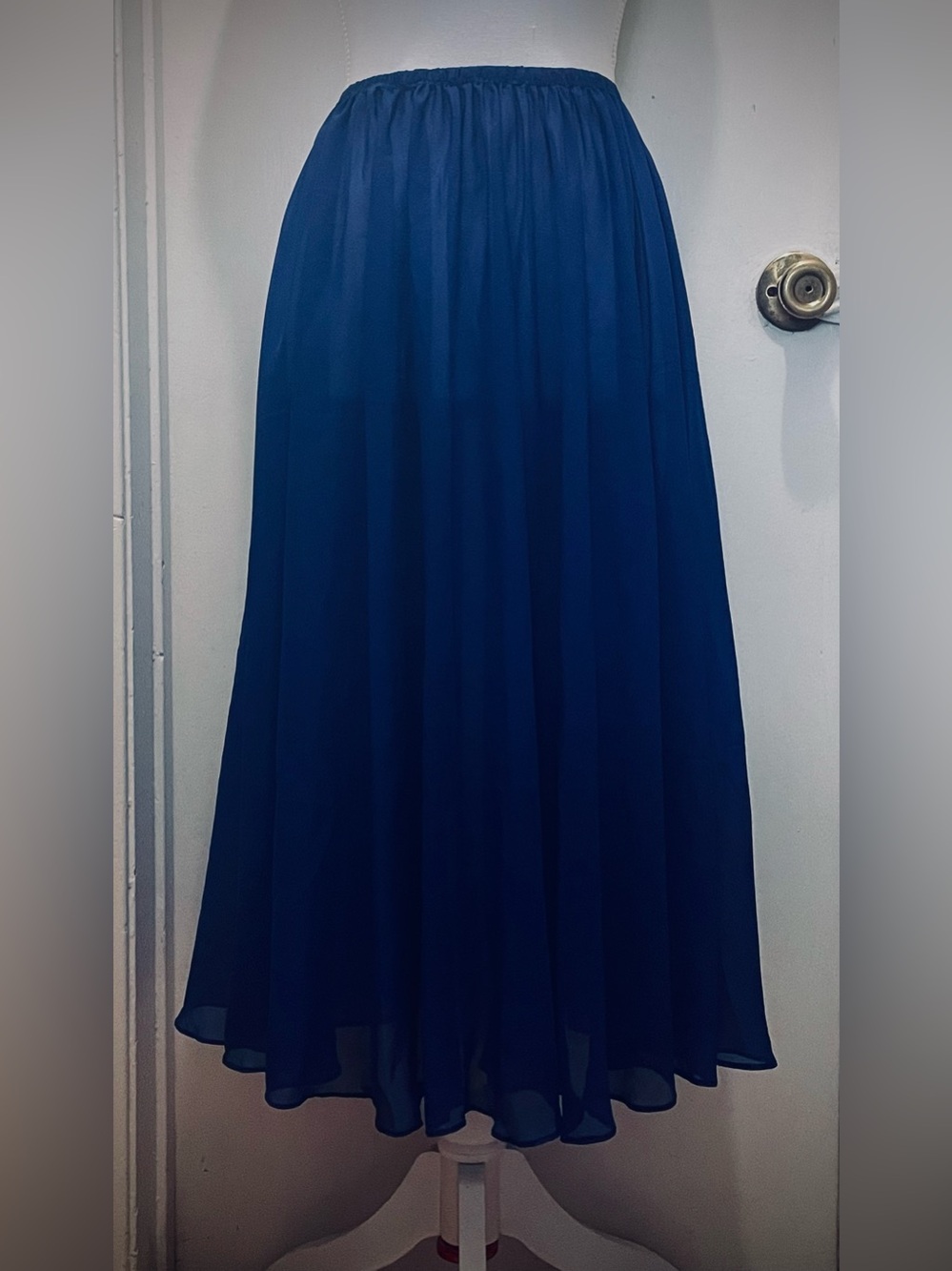 Dark Blue Chiffon Midi Skirt. Elastic waist. Size M